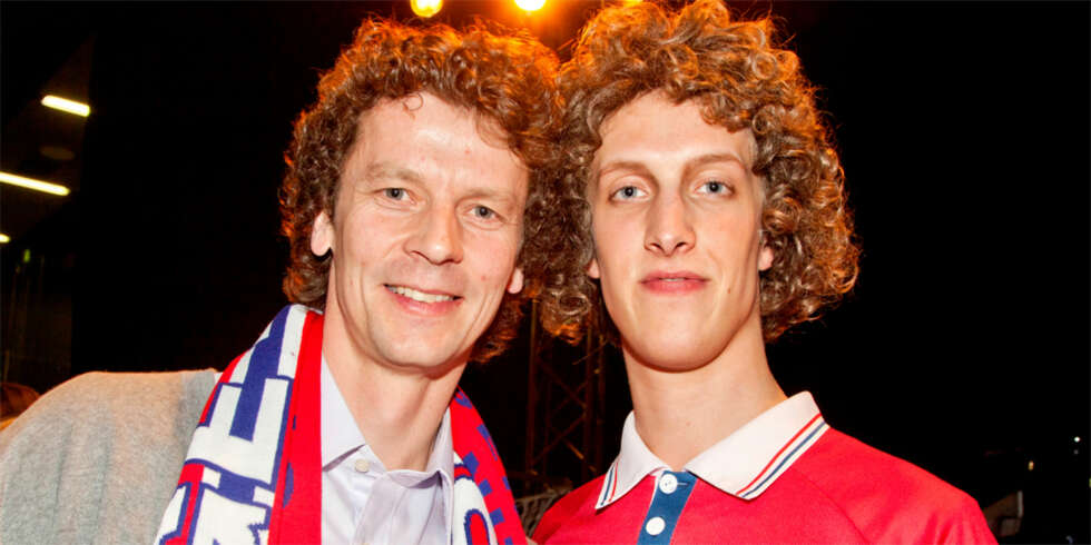 HÅRFINT MØTE: Dan Eggen fikk møte seg selv. Jonas Lihaug Fredriksen spiller eks-stjernen på Det Norske Teatret. HÅRFINT MØTE: Dan Eggen fikk møte seg selv. Jonas Lihaug Fredriksen spiller eks-stjernen på Det Norske Teatret.