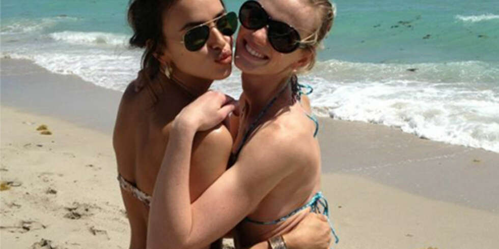 Irina Shayk (t.v.)og Anne Vyalitsyna koser seg på Miamis strender, mens Irinas kjæreste, fotballesset Ronaldo svetter på fotballbanen. Irina Shayk (t.v.)og Anne Vyalitsyna koser seg på Miamis strender, mens Irinas kjæreste, fotballesset Ronaldo svetter på fotballbanen.