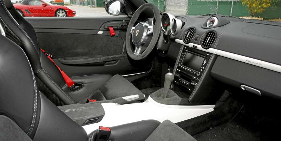 R FOR RACING: Det er lett å trives i bøttestoler i karbon med et alcantara-sportsratt i hendene. R FOR RACING: Det er lett å trives i bøttestoler i karbon med et alcantara-sportsratt i hendene.