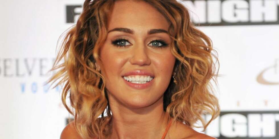 IKKE FORLOVET: Miley Cyrus avviser at kjæresten Liam Hemsworth skal ha fridd til henne. - Vi er ikke forlovet, sier hun. IKKE FORLOVET: Miley Cyrus avviser at kjæresten Liam Hemsworth skal ha fridd til henne. - Vi er ikke forlovet, sier hun.