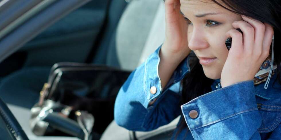 DISTRAHERT: Det er tre ganger så risikabelt å skrive sms bak rattet som å snakke i mobiltelefonen mens du kjører bil, viser en studie. DISTRAHERT: Det er tre ganger så risikabelt å skrive sms bak rattet som å snakke i mobiltelefonen mens du kjører bil, viser en studie.