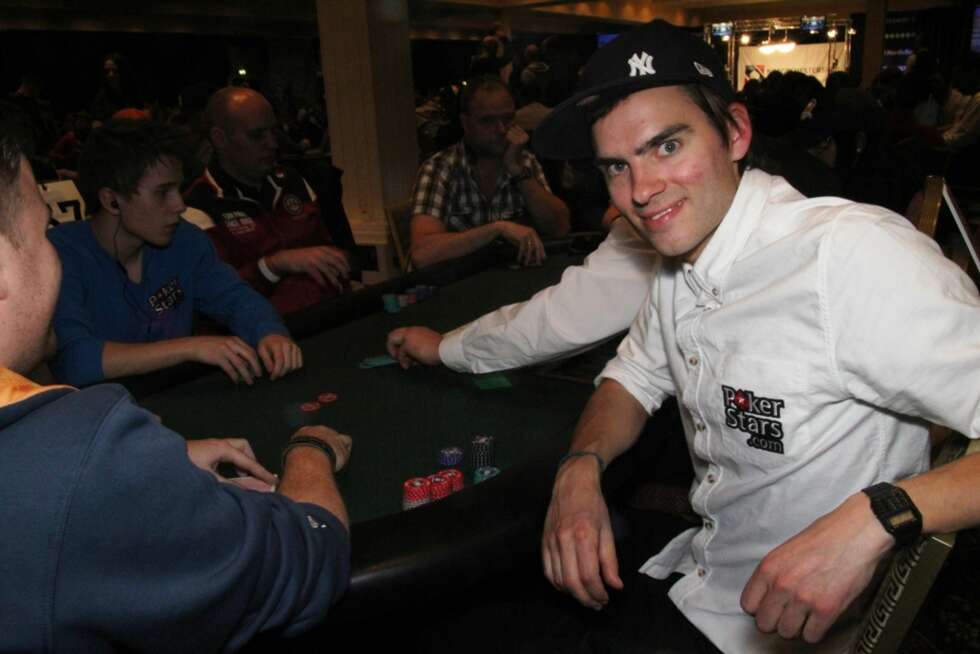 LURING: Det skjuler seg en dyktig pokerspiller bak det lure smilet til komiker Henrik Thodesen. LURING: Det skjuler seg en dyktig pokerspiller bak det lure smilet til komiker Henrik Thodesen.