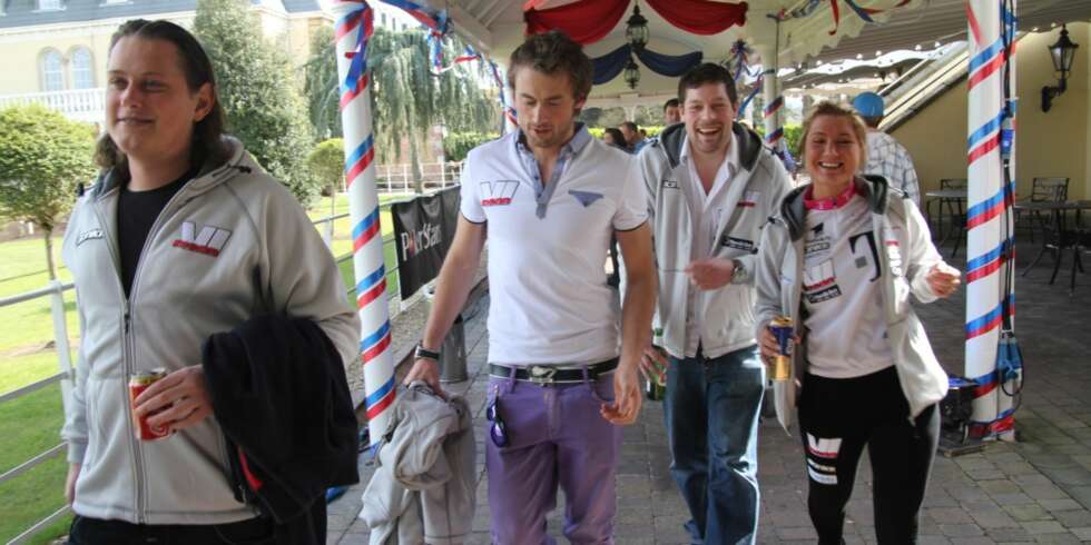 KLAR FOR KORT: Petter Northug og kompisgjengen, f.v Toro, Marius og Lotte ankommer City West Hotel i Dublin. KLAR FOR KORT: Petter Northug og kompisgjengen, f.v Toro, Marius og Lotte ankommer City West Hotel i Dublin.