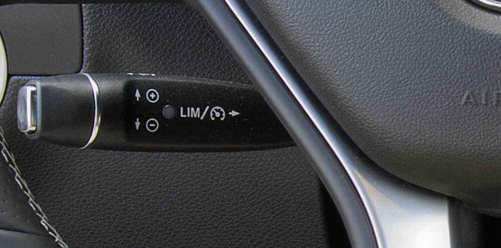 SPERRE: På Mercedes B-klasse justerer du fartsbegrenseren med denne spaken. Foto: Daimler AG SPERRE: På Mercedes B-klasse justerer du fartsbegrenseren med denne spaken. Foto: Daimler AG