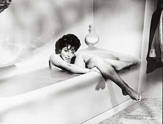 LANG KARRIERE: I løpet av karrieren har Joan Collins vært med i hele 70 filmer og utallige TV-serier. Hun har derfor hatt sjansen til både å møte og jobbe sammen med mange av Hollywoods legender. Her i en badekarscene fra filmen "Boys! Rally round The Flag" fra 1958. LANG KARRIERE: I løpet av karrieren har Joan Collins vært med i hele 70 filmer og utallige TV-serier. Hun har derfor hatt sjansen til både å møte og jobbe sammen med mange av Hollywoods legender. Her i en badekarscene fra filmen "Boys! Rally round The Flag" fra 1958.