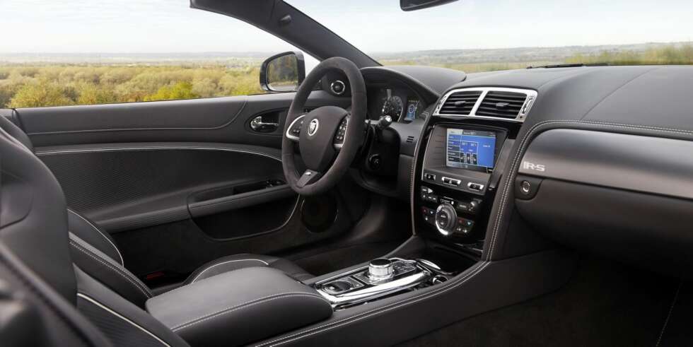 RÅERE: Jaguar XKR-S er en oppspritet versjon av den stille, legendariske XKR. RÅERE: Jaguar XKR-S er en oppspritet versjon av den stille, legendariske XKR.