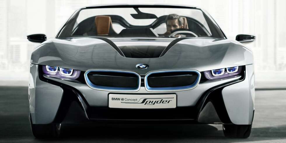 EKTE SPORT: BMW i8 Spyder er bare 121 cm høy. Vektfordelingen er 50/50. Det bør ikke mangle på sportslighet. FOTO: BMW EKTE SPORT: BMW i8 Spyder er bare 121 cm høy. Vektfordelingen er 50/50. Det bør ikke mangle på sportslighet. FOTO: BMW