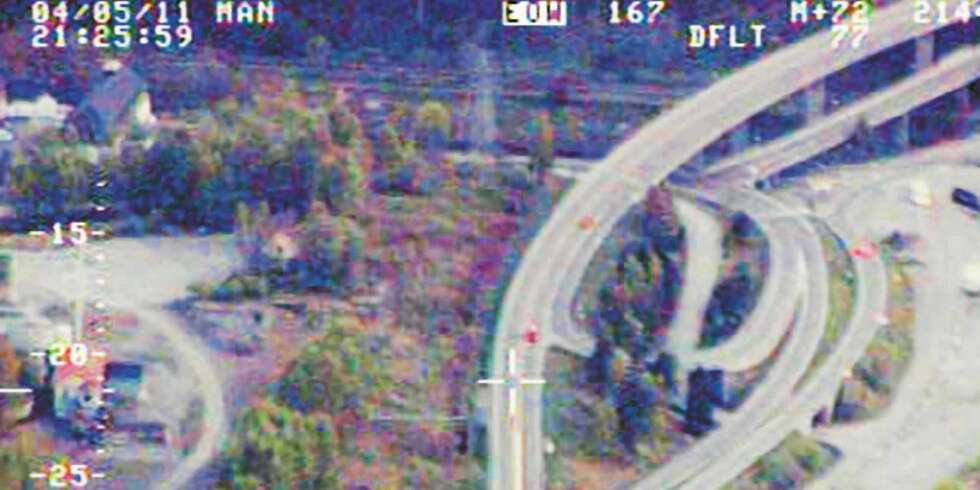Politiets helikopter holder øye med en rød Mercedes varebil. En gruppe litauere er på vei til Kragerø for å stjele båtmotorer fra marinaen Kiil Sandtangen. Politiets helikopter holder øye med en rød Mercedes varebil. En gruppe litauere er på vei til Kragerø for å stjele båtmotorer fra marinaen Kiil Sandtangen.