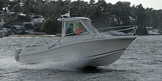 VÆR: Styrehuset er lite, men gir god beskyttelse mot vær og vind. VÆR: Styrehuset er lite, men gir god beskyttelse mot vær og vind.