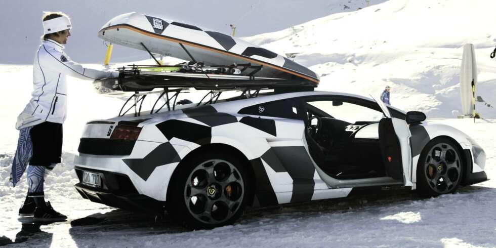 VI DRAR TIL FJäLLEN: Jon Olsson har gjort Lamborghini med takboks til et varemerke. I fjor byttet han ut en LP670 Murciélago SuperVeloce og med en LP560 Gallardo. (Foto: Oskar Bakke) VI DRAR TIL FJäLLEN: Jon Olsson har gjort Lamborghini med takboks til et varemerke. I fjor byttet han ut en LP670 Murciélago SuperVeloce og med en LP560 Gallardo. (Foto: Oskar Bakke)