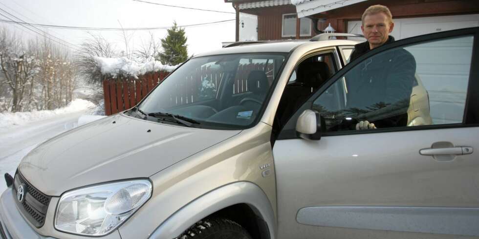 LYKKELIG EIER: Leif Johansen er meget fornøyd med sin 2004-modell Toyota RAV4. - Jeg har eid mange biler, hvorav flere har vært kostbare verkstedgjengangere. Det har lært meg å sette pris på problemfritt bileierskap. Og sånn har det vært med RAV4. Den er den beste bilen jeg har hatt fordi det har vært null problemer med den. Jeg fyller bensin og følger serviceintervallene, mer har den ikke krevd. (Foto: Petter Handeland) LYKKELIG EIER: Leif Johansen er meget fornøyd med sin 2004-modell Toyota RAV4. - Jeg har eid mange biler, hvorav flere har vært kostbare verkstedgjengangere. Det har lært meg å sette pris på problemfritt bileierskap. Og sånn har det vært med RAV4. Den er den beste bilen jeg har hatt fordi det har vært null problemer med den. Jeg fyller bensin og følger serviceintervallene, mer har den ikke krevd. (Foto: Petter Handeland)