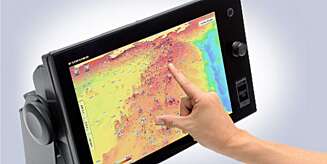 MULTI: Multitouch slik vi kjenner det fra iOS (iPhone, iPad) blir bærebjelken i det nye systemet fra Furuno. MULTI: Multitouch slik vi kjenner det fra iOS (iPhone, iPad) blir bærebjelken i det nye systemet fra Furuno.