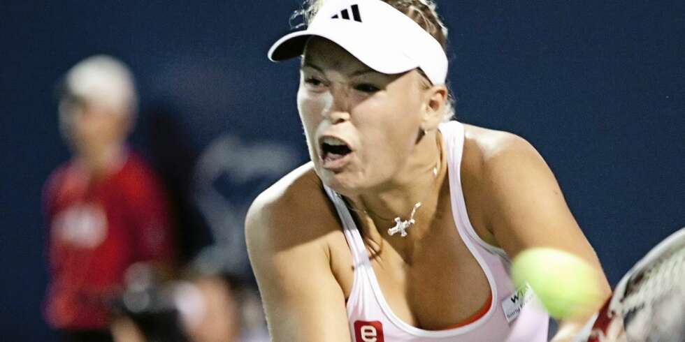 Helbom: Caroline treffer heldigvis tennisballen oftere og bedre enn hun treffer tonene. Helbom: Caroline treffer heldigvis tennisballen oftere og bedre enn hun treffer tonene.