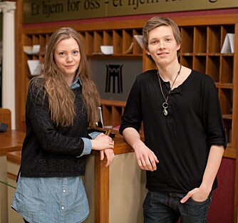 SOL OG MÅNE: Tina Opsahl Hansen (23) og Mathias Ambjør (17) spiller tvillinger i «Hotel Cæsar». SOL OG MÅNE: Tina Opsahl Hansen (23) og Mathias Ambjør (17) spiller tvillinger i «Hotel Cæsar».