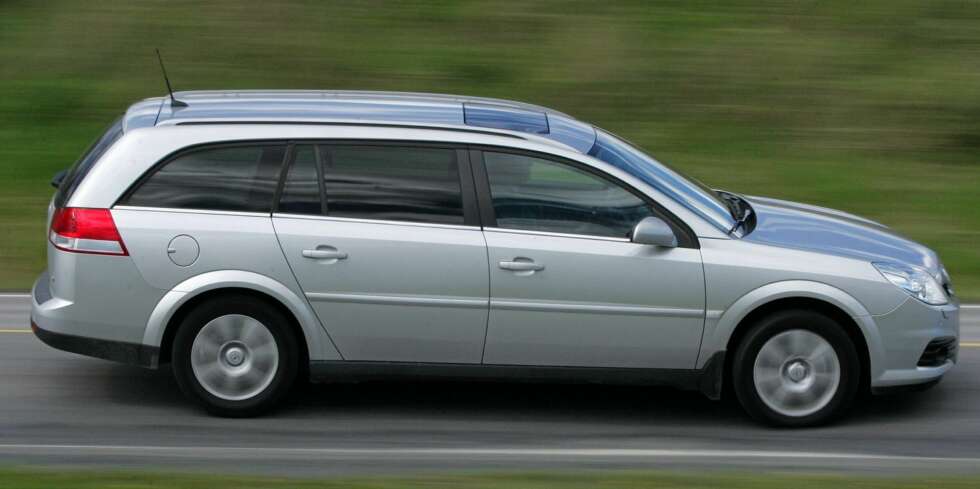 SJEKK: Opel Vectra er en stor familiebil med mye plass, som kan fås til ganske gunstige priser. Men husk å sjekke understell/styring og avgasser. SJEKK: Opel Vectra er en stor familiebil med mye plass, som kan fås til ganske gunstige priser. Men husk å sjekke understell/styring og avgasser.
