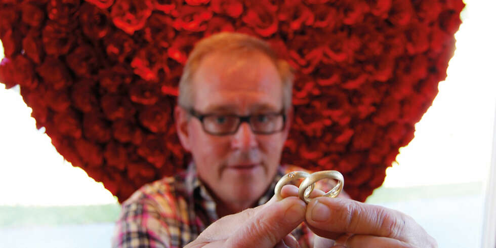 RINGLEVERANDØR: Gullsmed og eier av Nittedal Gullsmie, Bjørn Andresen, har gitt forelskede par unike gifteringer i 30 år. RINGLEVERANDØR: Gullsmed og eier av Nittedal Gullsmie, Bjørn Andresen, har gitt forelskede par unike gifteringer i 30 år.