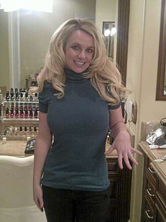Britney Spears publiserte i desember dette bildet av forlovelsesringen hun fikk av Jason Trawick. I februar gifter hun seg. Britney Spears publiserte i desember dette bildet av forlovelsesringen hun fikk av Jason Trawick. I februar gifter hun seg.