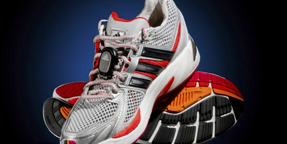 KOMPATIBEL: Hvis du har kikket på Adidas-joggesko i butikken i det siste, har du kanskje lagt merke til et klistremerke som sier Micoach Cmpatible. Det betyr at skrittelleren får plass under innleggssålen. Alternativt kan den festes på skosnøret, som her. Festeklips følger med. KOMPATIBEL: Hvis du har kikket på Adidas-joggesko i butikken i det siste, har du kanskje lagt merke til et klistremerke som sier Micoach Cmpatible. Det betyr at skrittelleren får plass under innleggssålen. Alternativt kan den festes på skosnøret, som her. Festeklips følger med.