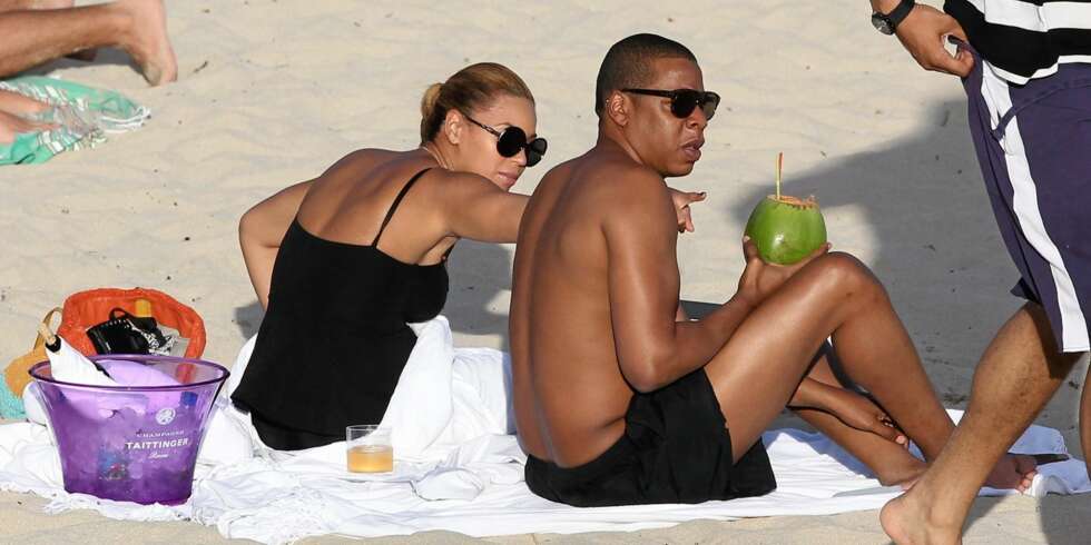 BABYFRI: Mens barnepleiersken passet vesle Blue Ivy, benyttet Beyoncé og Jay-Z anledningen til å nyte strandlivet. BABYFRI: Mens barnepleiersken passet vesle Blue Ivy, benyttet Beyoncé og Jay-Z anledningen til å nyte strandlivet.