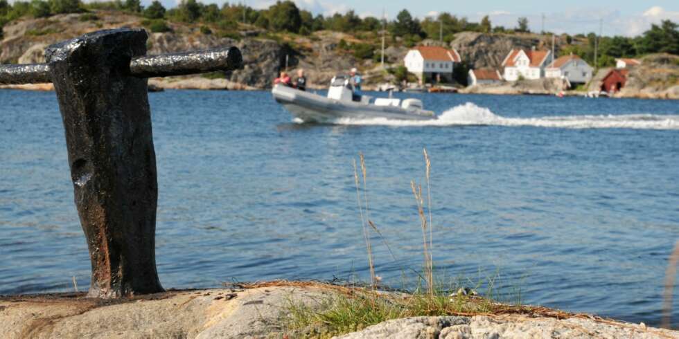 KULTURUMINNE: Fortøyningsboltene fra seilskutetiden er viktige kulturminner og kan også benyttes som ankringsplasser med garantert god dybde under kjølen. KULTURUMINNE: Fortøyningsboltene fra seilskutetiden er viktige kulturminner og kan også benyttes som ankringsplasser med garantert god dybde under kjølen.