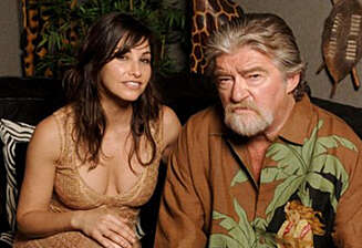 TAR BLADET FRA MUNNEN: Joe Eszterhas refererer Mel Gibsons skandaløse uttaleleser i et langt brev. Her er manusforfatterens sammen med Gina Gershon fra «Showgirls». TAR BLADET FRA MUNNEN: Joe Eszterhas refererer Mel Gibsons skandaløse uttaleleser i et langt brev. Her er manusforfatterens sammen med Gina Gershon fra «Showgirls».