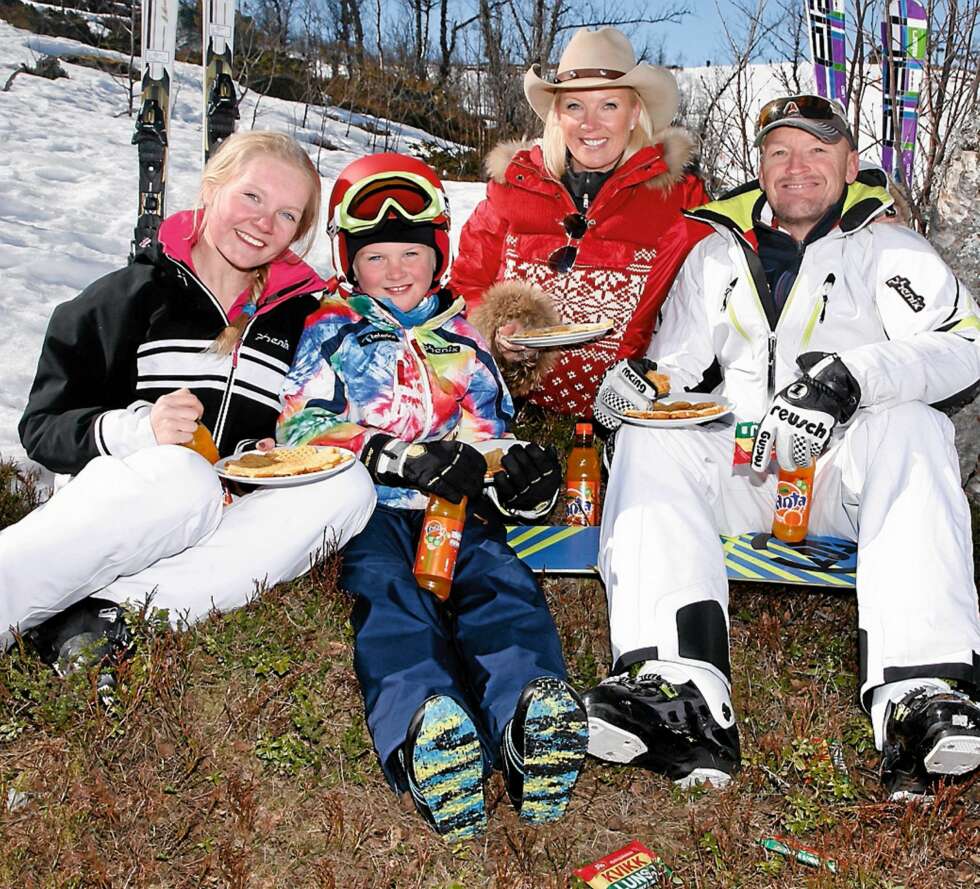 AKTIVE: Hele familien deler Finkens store lidenskap ¿ nemlig alpint. Her har gjengen tatt seg en velfortjent pust i bakken etter mange timer i skibakken. AKTIVE: Hele familien deler Finkens store lidenskap ¿ nemlig alpint. Her har gjengen tatt seg en velfortjent pust i bakken etter mange timer i skibakken.