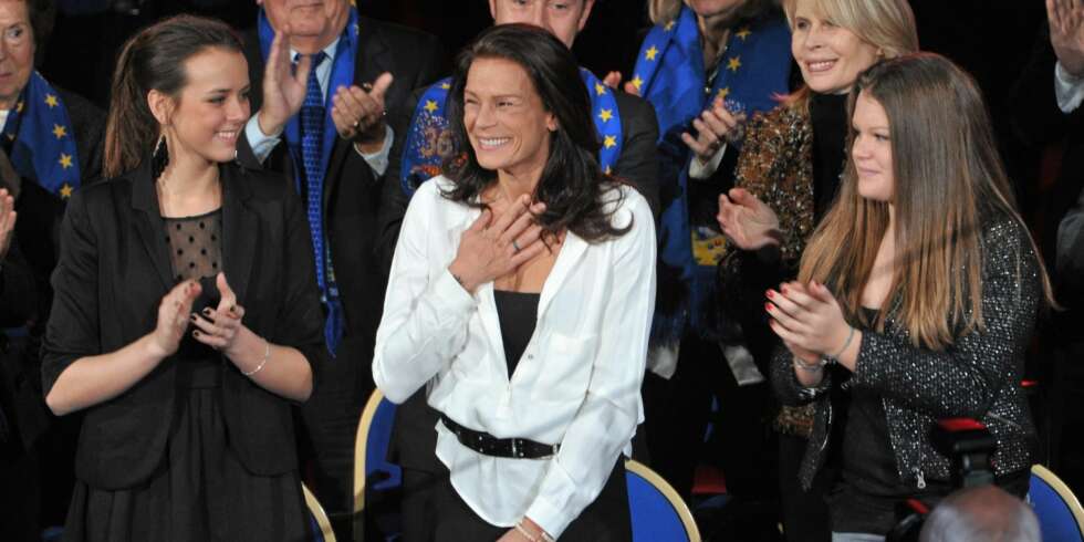 GODT OPPDRATT: Selv om barna er vokst opp med skilte foreldre, tror prinsesse Stephanie at Pauline og Camille er mer velbalanserte, mer komfortable med seg selv og lykkeligere enn mange andre barn. Her er Stephanie og døtrene under sirkusfestivalen i Monaco tidligere i år. GODT OPPDRATT: Selv om barna er vokst opp med skilte foreldre, tror prinsesse Stephanie at Pauline og Camille er mer velbalanserte, mer komfortable med seg selv og lykkeligere enn mange andre barn. Her er Stephanie og døtrene under sirkusfestivalen i Monaco tidligere i år.
