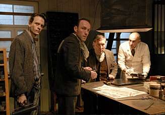 Falskmyntermesteren Salomon "Sally" Sorowitsch og hans bedragerske medfanger ble satt i arbeid for nazistene. Falskmyntermesteren Salomon "Sally" Sorowitsch og hans bedragerske medfanger ble satt i arbeid for nazistene.
