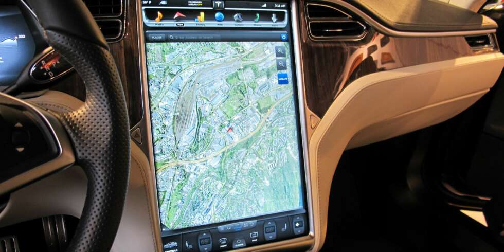 SUPER-PAD: Tesla Model S kommer med en gigantisk berøringsskjerm. FOTO: Geir Svardal SUPER-PAD: Tesla Model S kommer med en gigantisk berøringsskjerm. FOTO: Geir Svardal