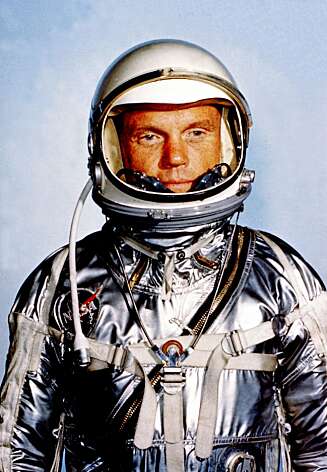 John H. Glenn kledd for den historiske Mercuryferden MA-6 (Mercury-Atlas 6) 20. februar 1962. Glenn og Malcolm Scott Carpenter er de eneste av syv opprinnelige Mercury-astronauter i live i dag. John H. Glenn kledd for den historiske Mercuryferden MA-6 (Mercury-Atlas 6) 20. februar 1962. Glenn og Malcolm Scott Carpenter er de eneste av syv opprinnelige Mercury-astronauter i live i dag.