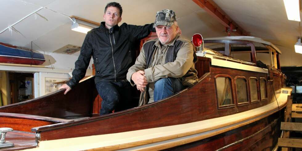 PRAKTBÅT: Denne Furuholmen-båten er i ferd med å forvandles fra vrak til en perle. Roger Reigstad er arbeidsformann, mens faren Magnar hjelper til. Sjekk http://klosterboat.blogspot.com. FOTO: Egil Nordlien HM Foto PRAKTBÅT: Denne Furuholmen-båten er i ferd med å forvandles fra vrak til en perle. Roger Reigstad er arbeidsformann, mens faren Magnar hjelper til. Sjekk http://klosterboat.blogspot.com. FOTO: Egil Nordlien HM Foto