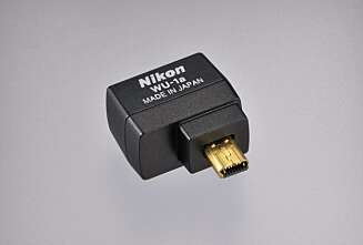 TRÅDLØST: Nikon WU-1a er en liten trådløs sender du kan koble til D3200. Den gir deg muligheten til å sende bilder trådløst, og å kontrollere kameraet fra mobilen din. TRÅDLØST: Nikon WU-1a er en liten trådløs sender du kan koble til D3200. Den gir deg muligheten til å sende bilder trådløst, og å kontrollere kameraet fra mobilen din.