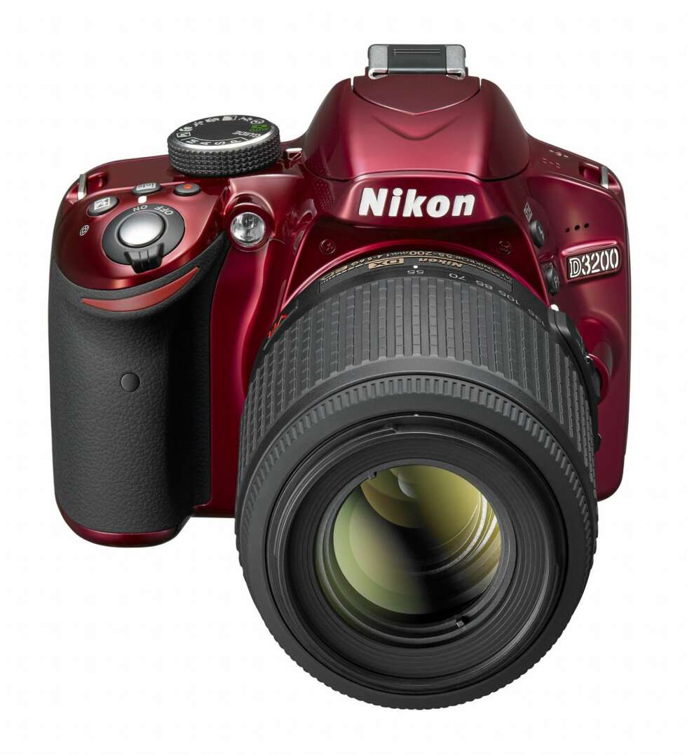 FARGERIK: Nikon D3200 leveres også i en rød variant. FARGERIK: Nikon D3200 leveres også i en rød variant.