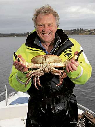 HOBBYFISKERr: Dag Lindebjerg på vei ut for å sjekke krabbeteinene sine. Det ble en bra fangst. FOTO: Egil Nordlien HM Foto HOBBYFISKERr: Dag Lindebjerg på vei ut for å sjekke krabbeteinene sine. Det ble en bra fangst. FOTO: Egil Nordlien HM Foto