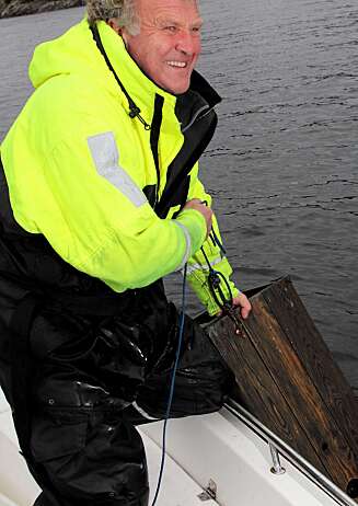 FANGST: Vi blir med Lindebjerg ut i en liten Viksund skjærgårdsjeep - en av hans åtte båter - for å trekke et par av teinene han lokker med i området. FOTO: Egil Nordlien HM Foto FANGST: Vi blir med Lindebjerg ut i en liten Viksund skjærgårdsjeep - en av hans åtte båter - for å trekke et par av teinene han lokker med i området. FOTO: Egil Nordlien HM Foto