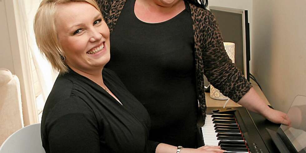 MUSIKALSK FAMILIE: Christine og Elisabeth vokste opp i en familie der musikk og sang var en del av hverdagen. MUSIKALSK FAMILIE: Christine og Elisabeth vokste opp i en familie der musikk og sang var en del av hverdagen.