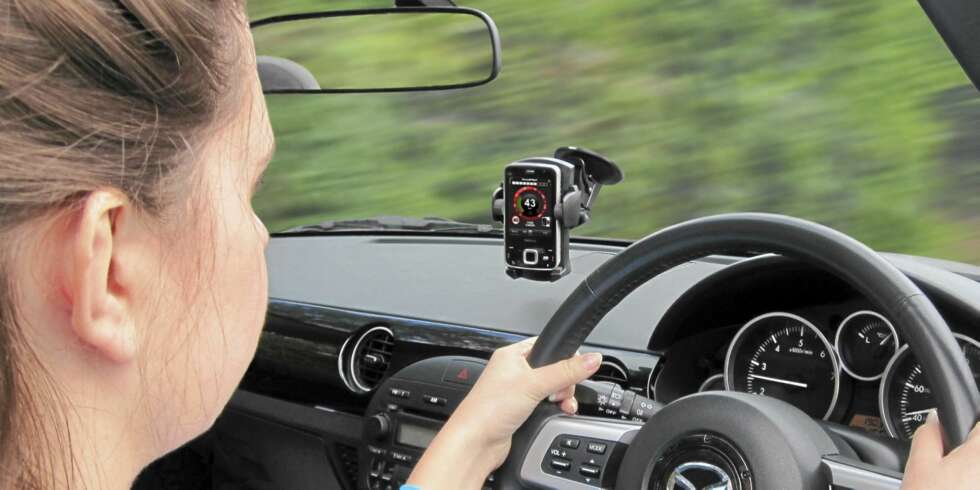 INGEN MOBILBRUK: Mens de over 18 kan bruke fastmontert mobiltelefon med handsfree, foreslår Trygg Trafikk totalforbud for eventuelle 17-åringer på veien. INGEN MOBILBRUK: Mens de over 18 kan bruke fastmontert mobiltelefon med handsfree, foreslår Trygg Trafikk totalforbud for eventuelle 17-åringer på veien.