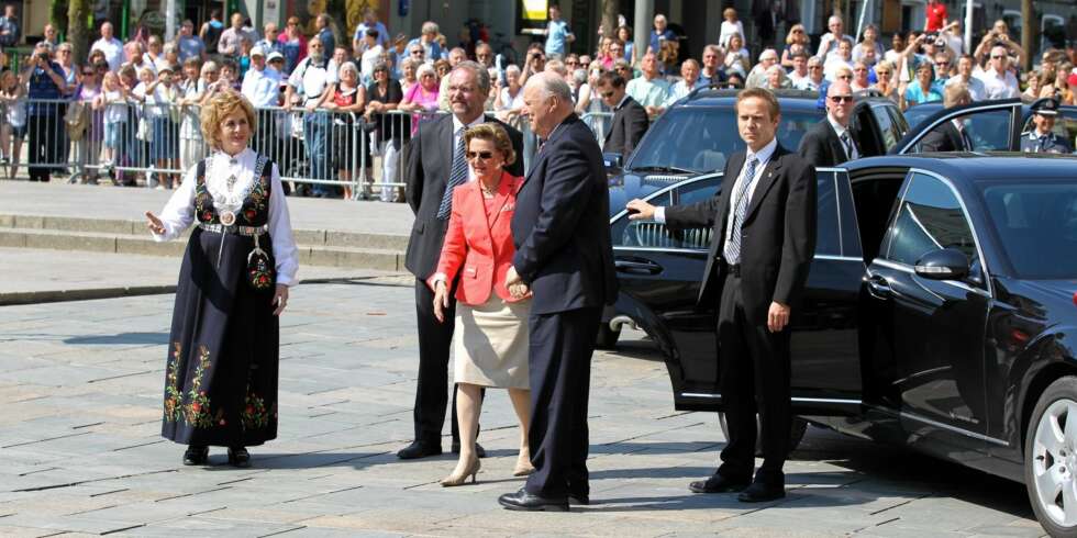 BERGEN PÅ SMØRSIDEN: Kong Harald og dronning Sonja er i disse dager Bergen i anlending Festspillene. BERGEN PÅ SMØRSIDEN: Kong Harald og dronning Sonja er i disse dager Bergen i anlending Festspillene.