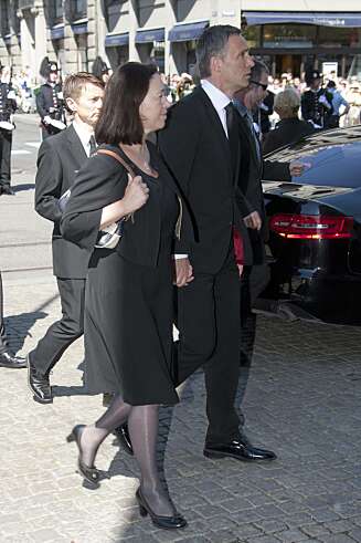 Statsminister Jens Stoltenberg og kona Ingrid Schulerud på vei inn til bisettelsen i Oslo Domkirke. Statsminister Jens Stoltenberg og kona Ingrid Schulerud på vei inn til bisettelsen i Oslo Domkirke.