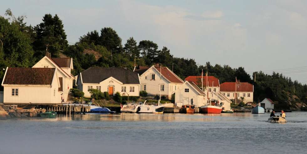 SKIPPERGATA: Den smale og grunne passasjen gjør det tilsynelatende umulig for større båter å nå inn til idyllen, men det finnes også en annen inngang til Østre Randøya. FOTO: Arne Otto Iversen SKIPPERGATA: Den smale og grunne passasjen gjør det tilsynelatende umulig for større båter å nå inn til idyllen, men det finnes også en annen inngang til Østre Randøya. FOTO: Arne Otto Iversen
