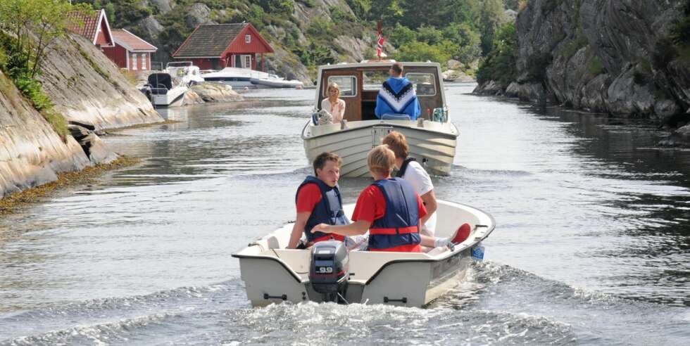 SKIPPERGATA: Den smale og grunne passasjen gjør det tilsynelatende umulig for større båter å nå inn til idyllen, men det finnes også en annen inngang til Østre Randøya. FOTO: Arne Otto Iversen SKIPPERGATA: Den smale og grunne passasjen gjør det tilsynelatende umulig for større båter å nå inn til idyllen, men det finnes også en annen inngang til Østre Randøya. FOTO: Arne Otto Iversen
