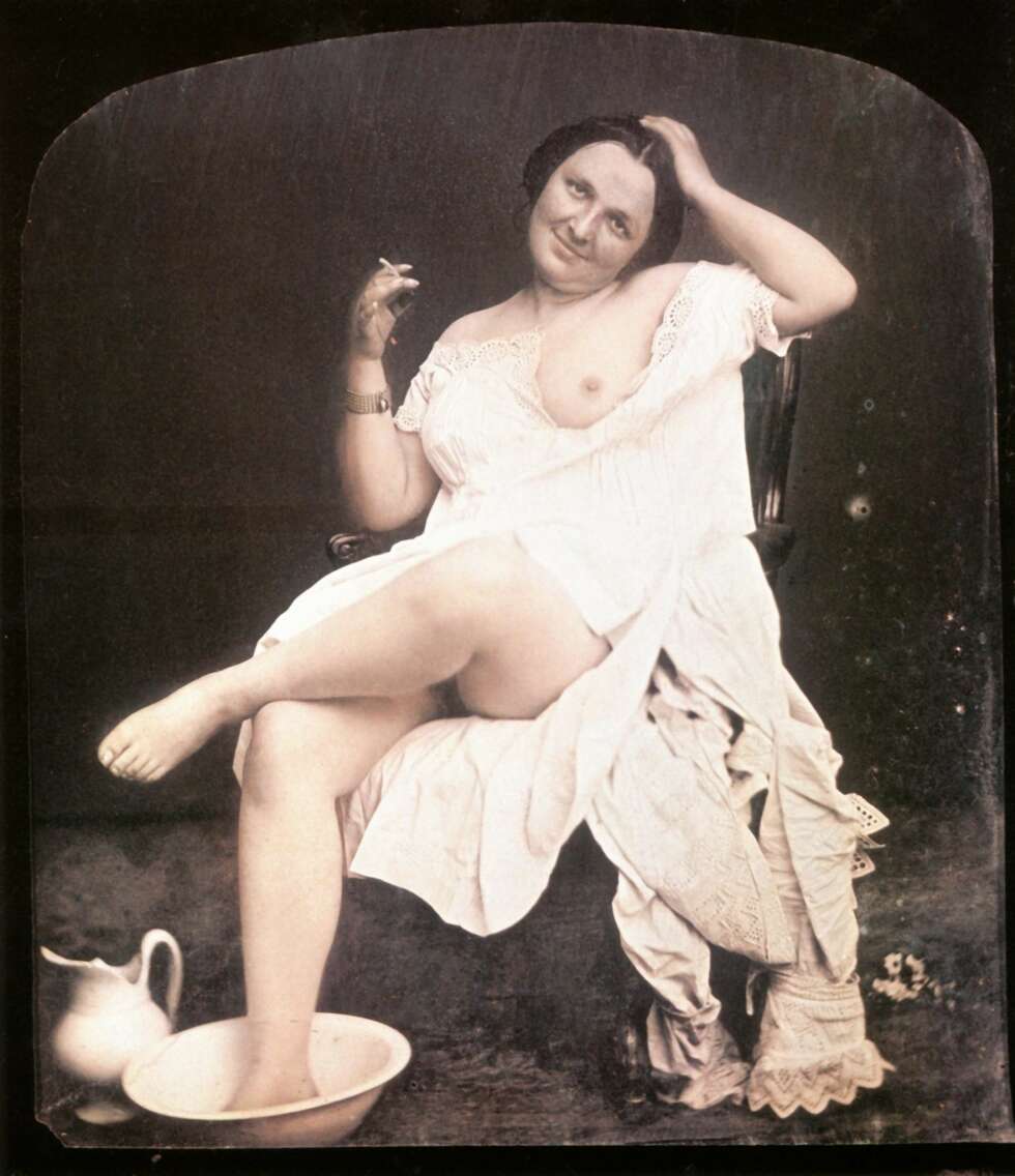 avslappet: Røyke, vaske føttene og vise fram puppen. Kvinner er som kjent i stand til å gjøre mange ting på én gang. Daguerrotypi, 1850. De første erotiske fotografene holdt til i Paris. avslappet: Røyke, vaske føttene og vise fram puppen. Kvinner er som kjent i stand til å gjøre mange ting på én gang. Daguerrotypi, 1850. De første erotiske fotografene holdt til i Paris.