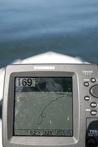 FAST: Bruk fastmontert GPS fremfor løse telefoner, og da en GPS ment for maritimt bruk. FOTO: Terje Haugen FAST: Bruk fastmontert GPS fremfor løse telefoner, og da en GPS ment for maritimt bruk. FOTO: Terje Haugen