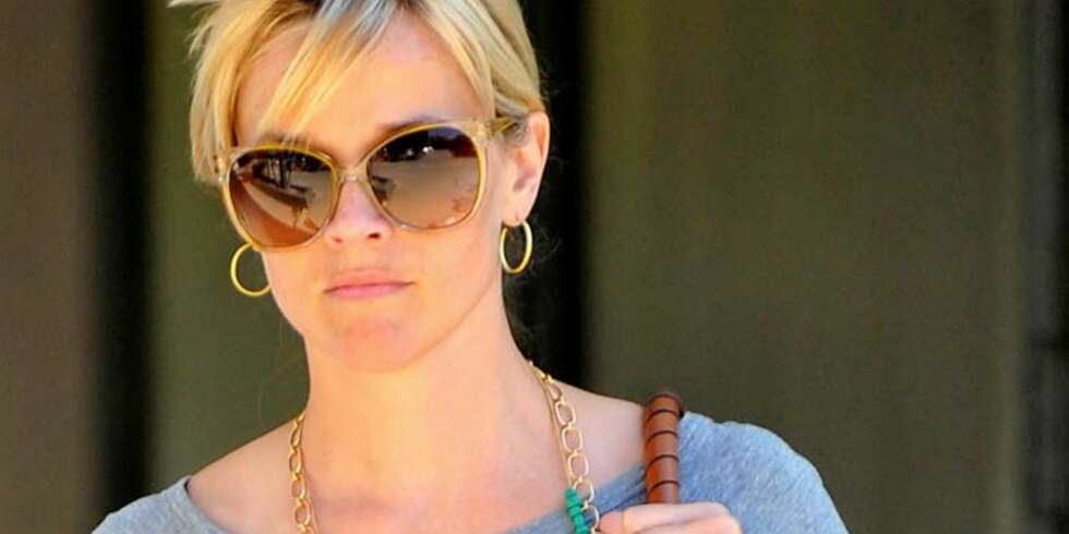 BRYDD: Reese Witherspoon liker dårlig at familiehemmelighetene har blitt avslørt for offentligheten. BRYDD: Reese Witherspoon liker dårlig at familiehemmelighetene har blitt avslørt for offentligheten.