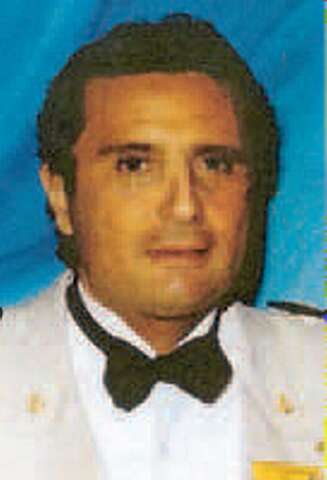 Francesco Schettino er under etterforskning etter at han kjørte skipet sitt på klippene ved øya Giglio, i Det tyrrenske hav. Han risikerer ifølge italiensk media å bli tiltalt for drap, for å ha forårsaket skipsforlis og for «manglende evne til å kommunisere med maritime myndigheter». Karrieren kan med andre ord være litt på hell. Francesco Schettino er under etterforskning etter at han kjørte skipet sitt på klippene ved øya Giglio, i Det tyrrenske hav. Han risikerer ifølge italiensk media å bli tiltalt for drap, for å ha forårsaket skipsforlis og for «manglende evne til å kommunisere med maritime myndigheter». Karrieren kan med andre ord være litt på hell.