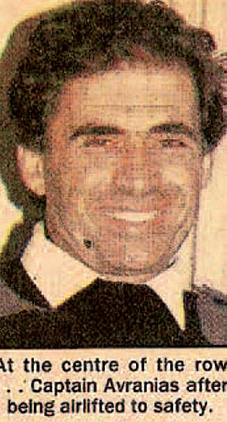 Yiannis Avranas «tok en Schettino» allerede i 1991. Faksimile fra britisk presse. Yiannis Avranas «tok en Schettino» allerede i 1991. Faksimile fra britisk presse.