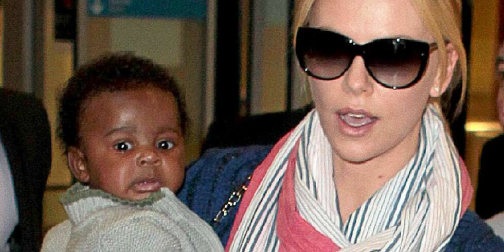 UT PÅ TUR: Charlize Theron og sønnen Jackson reiser verden rundt, og Hollywood-stjernen er blitt noe av en ekspert på bleieskift, sier hun selv. UT PÅ TUR: Charlize Theron og sønnen Jackson reiser verden rundt, og Hollywood-stjernen er blitt noe av en ekspert på bleieskift, sier hun selv.