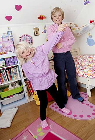 SØSKENKJÆRLIGHET: Marius (9) og Martine Maria (5) er som søsken flest. De tøyser og tuller og terger hverandre. Uten ny lever, hadde ikke Martine Maria vokst opp, og Marius ville ha vært enebarn. SØSKENKJÆRLIGHET: Marius (9) og Martine Maria (5) er som søsken flest. De tøyser og tuller og terger hverandre. Uten ny lever, hadde ikke Martine Maria vokst opp, og Marius ville ha vært enebarn.