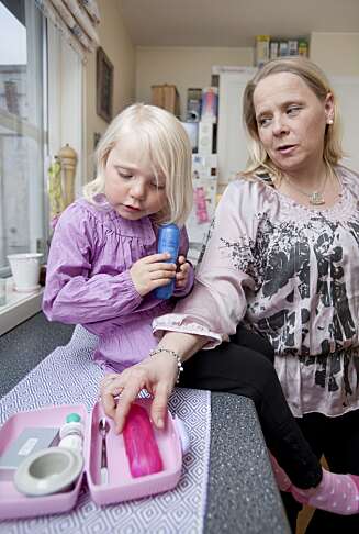 MEDISINBOKS: Martine Maria oppbevarer sine medisiner og utstyr i en rosa prinsessematboks. Hun må ta medisinene resten av livet. MEDISINBOKS: Martine Maria oppbevarer sine medisiner og utstyr i en rosa prinsessematboks. Hun må ta medisinene resten av livet.
