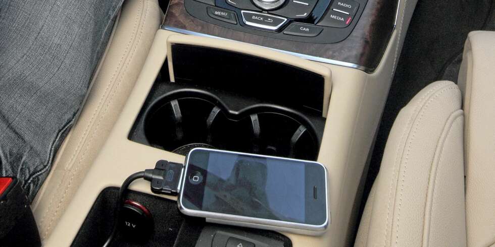 HELINTEGRERT: På mange biler kan du koble til telefonen eller iPoden for deretter å gjemme den bort. HELINTEGRERT: På mange biler kan du koble til telefonen eller iPoden for deretter å gjemme den bort.